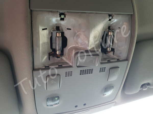 Démontage Plafonnier Renault Clio  Changer ses ampoules intérieures par  des Leds Clio 