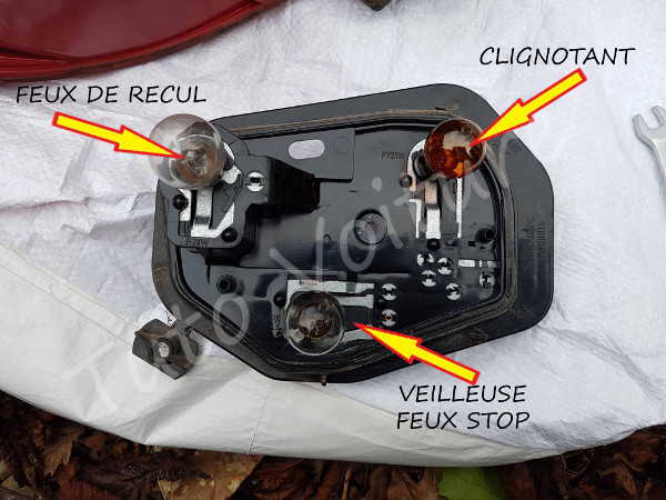 Changement optique arrière d'une Peugeot 206. Tuto voiture