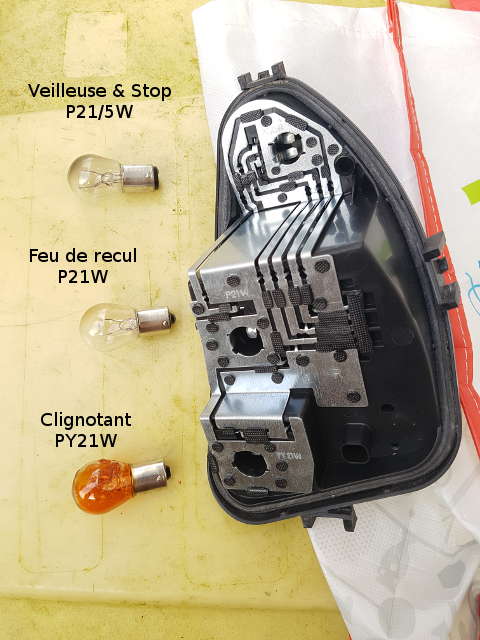 Changer les ampoules du feu arrière sur Renault Clio 3 - Tutoriels