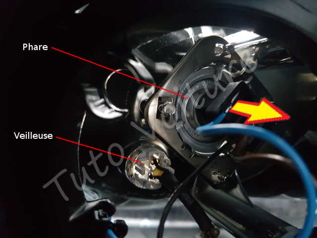 TUTO changer ampoule feux de croisement Clio 3 (how to change a clio 3's  headlight bulb) 