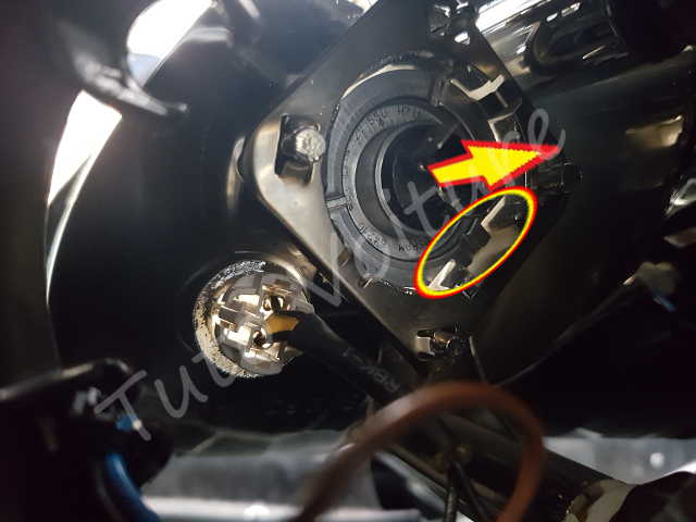 Comment changer une ampoule de feu de route sur Renault Clio 3 ?