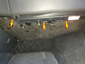 Enlever cache sous boite à gant Volkswagen Tiguan ph1 2009 Décrocher garniture sous la boîte à gant - Volkswagen Tiguan phase 1 - Tutovoiture