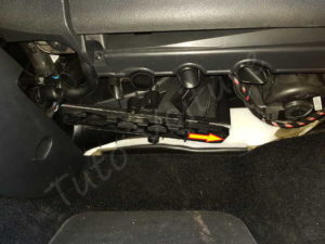 Ouvrir la trappe du filtre habitacle de la Volkswagen Tiguan phase 1 2009 Pousser vers la droite le couvercle de la trappe - Volkswagen Tiguan phase 1 - Tutovoiture