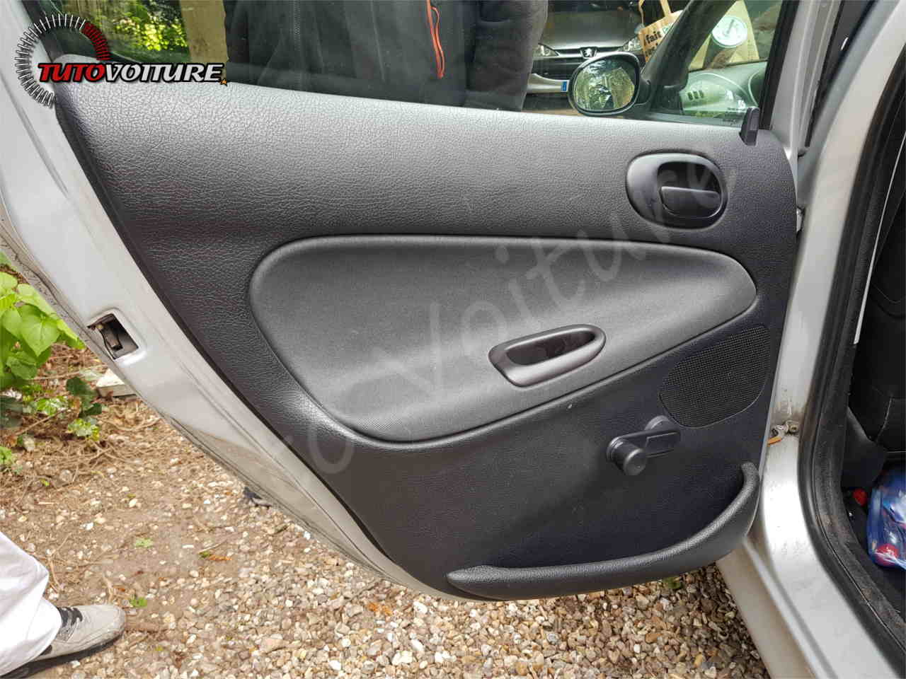 Changer les haut-parleurs arrière : Peugeot 206 (5 portes ...
